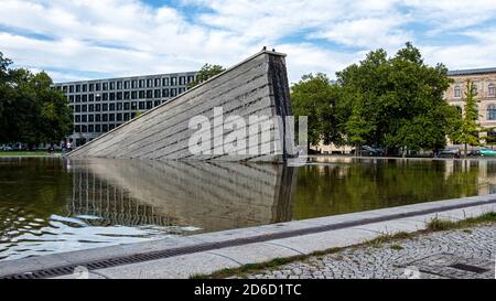 Invalidenpark avec mur en chute sculpture monumentale avec fontaine et étang par Christophe Girot, Mitte Berlin. Banque D'Images
