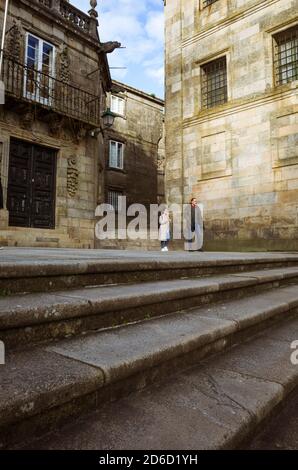 Saint-Jacques-de-Compostelle, UNE province de la Corogne, Galice, Espagne - 12 février 2020 : les gens marchent devant la maison Casa Da Parra sur la place Praza da Quintana Banque D'Images