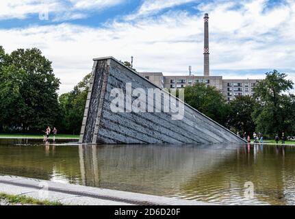 Invalidenpark avec mur en chute sculpture monumentale avec fontaine et étang par Christophe Girot, Mitte Berlin. Banque D'Images