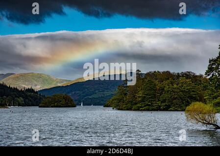 Un arc-en-ciel au-dessus du lac Windermere, Lake District National Park, Cumbria. ROYAUME-UNI Banque D'Images