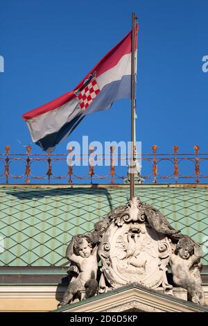 18.06.2020, Rijeka, Primorje-Gorski Kotar, Croatie - drapeau croate sur le Théâtre national croate Rijeka Ivan Zajc. 00A200618D411CAROEX.JPG [MODÈLE R Banque D'Images