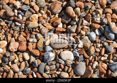 Les vacances au bord de la mer au Royaume-Uni à Staycation offrent des plages avec protection de la vie entre mai et septembre. La plage de Hastings se compose principalement de galets colorés et lisses de la mer Banque D'Images