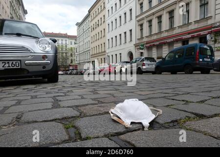14.05.2020, Berlin, , Allemagne - Respirateur situé sur une route. 00S200514D361CAROEX.JPG [AUTORISATION DU MODÈLE : NON APPLICABLE, AUTORISATION DU PROPRIÉTAIRE : NON (c) caro imag Banque D'Images