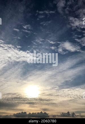 10.06.2020, Berlin, , Allemagne - le soleil brille à travers les nuages dans le ciel. 00S200610D515CAROEX.JPG [AUTORISATION DU MODÈLE : NON APPLICABLE, AUTORISATION DU PROPRIÉTAIRE : NON Banque D'Images