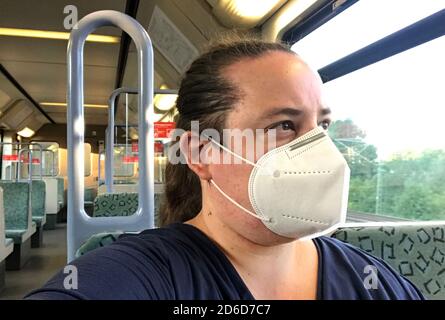 22.06.2020, Berlin, , Allemagne - une femme en train de banlieue porte un masque respiratoire en période de pandémie de corona. 00S200622D578CAROEX.JPG [MODÈLE RELEA Banque D'Images