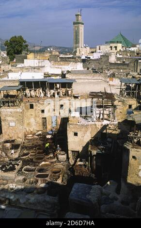 25.12.2010, Fes, Fes-Meknes, Maroc - vue surélevée sur les toits d'une usine traditionnelle de tannerie et de teinture dans la médina fortifiée avec son historique Banque D'Images