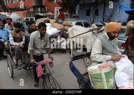 28.02.2011, Delhi, Delhi, Inde - animation et foule pendant les heures de pointe dans une rue animée près de la gare de New Delhi dans le centre de la PAC indienne Banque D'Images