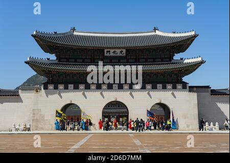 29.04.2013, Séoul, , Corée du Sud - vue extérieure de la porte de Gwanghwamun au Palais Gyeongbokgung, le plus grand des cinq Grands Palais, construit pendant le Banque D'Images