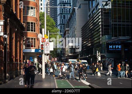26.09.2019, Sydney, Nouvelle-Galles du Sud, Australie - les gens traversent une traversée piétonne dans le centre-ville. 0SL190926D040CAROEX.JPG [VERSION DU MODÈLE :