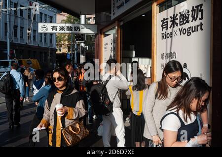 26.09.2019, Sydney, Nouvelle-Galles du Sud, Australie - personnes d'origine asiatique devant un magasin de Yomie's dans la banlieue Haymarket de Chinatown, qui vend Banque D'Images