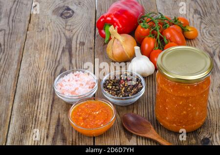 Sauce, un apéritif de légumes de saison en verre. Studio photo Banque D'Images