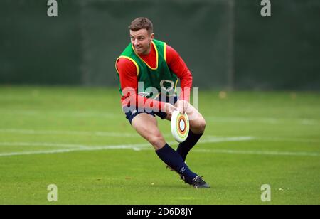 George Ford, en Angleterre, lors d'une séance d'entraînement au Lensbury Hotel, Teddington. Banque D'Images