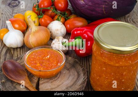 Sauce, un apéritif de légumes de saison en verre. Studio photo Banque D'Images