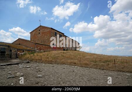 Ferme abandonnée dans la campagne d'Asciano, près de Sienne, Toscane Banque D'Images