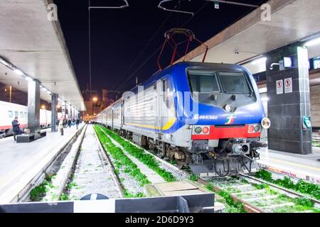 Trenitalia est un train régional de l'opérateur ferroviaire national italien, à la gare de Nigh. Italie, Rome, 28 décembre 2018 Banque D'Images