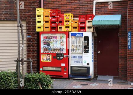 TOKYO, JAPON - 29 NOVEMBRE 2016 : distributeurs de boissons non alcoolisées et de bière à Tokyo. Le Japon est célèbre pour ses distributeurs automatiques, avec plus de 5.5 millions Banque D'Images