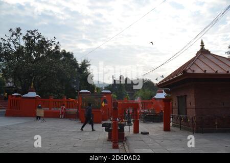 'Temple Budhanilkantha' un célèbre temple hindou et ses locaux dans la vallée de Katmandou, au Népal. Banque D'Images