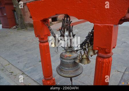 'Temple Budhanilkantha' un célèbre temple hindou et ses locaux dans la vallée de Katmandou, au Népal. Banque D'Images
