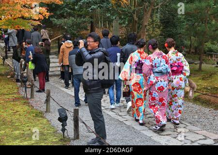 KYOTO, JAPON - 26 NOVEMBRE 2016 : les femmes visitent les jardins du temple Kodaiji en costumes kimono à Kyoto, au Japon. 19.7 millions de touristes étrangers ont visité le Japon i Banque D'Images
