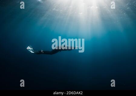 10 septembre 2020. Anapa, Russie. Plongeur professionnel gratuit en combinaison avec mono-nageoire sous l'eau. Plongée libre dans la mer Noire Banque D'Images