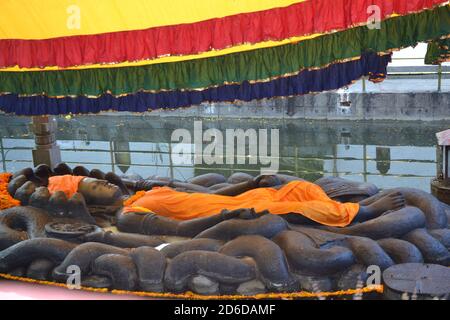 'Temple Budhanilkantha' un célèbre temple hindou et ses locaux dans la vallée de Katmandou, au Népal. Banque D'Images