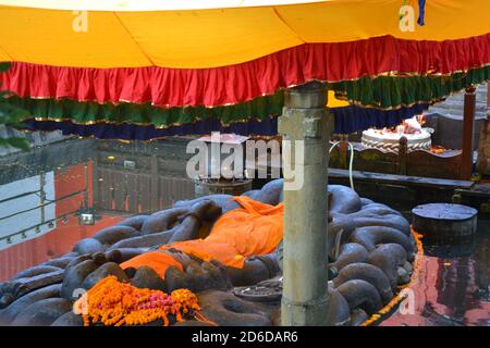 'Temple Budhanilkantha' un célèbre temple hindou et ses locaux dans la vallée de Katmandou, au Népal. Banque D'Images