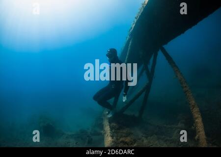 10 septembre 2020. Anapa, Russie. Plongeur gratuit professionnel en combinaison et épave sous-marine. Banque D'Images
