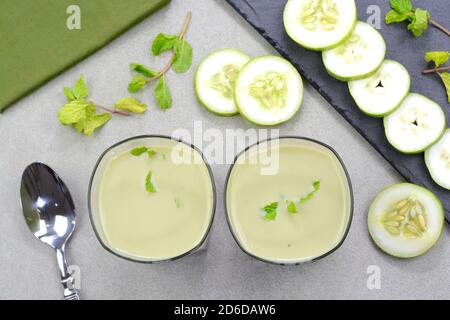 Smoothie au concombre et à la menthe détox dans une tasse de verre Banque D'Images