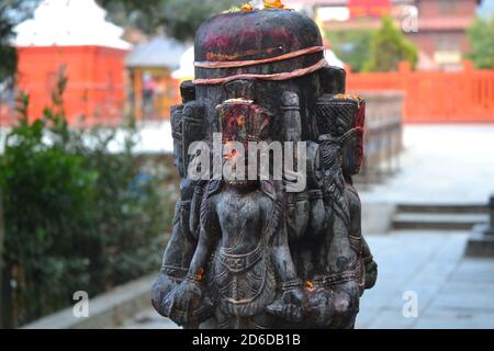 'Temple Budhanilkantha' un célèbre temple hindou et ses locaux dans la vallée de Katmandou, au Népal. Banque D'Images