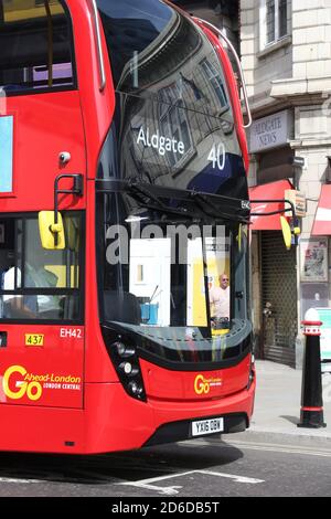 LONDRES, Royaume-Uni - 6 JUILLET 2016: Les gens font un bus de ville n° 40 à Aldgate à Londres, Royaume-Uni. Transport pour Londres (TFL) exploite 8,000 bus sur 673 itinéraires. Banque D'Images