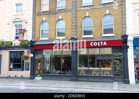 LONDRES, Royaume-Uni - 8 JUILLET 2016 : les gens sont assis à Costa Coffee le 20 avril 2013 à Liverpool, Royaume-Uni. Costa Coffee compte 1,700 magasins dans 28 pays. 1,375 cafés i Banque D'Images