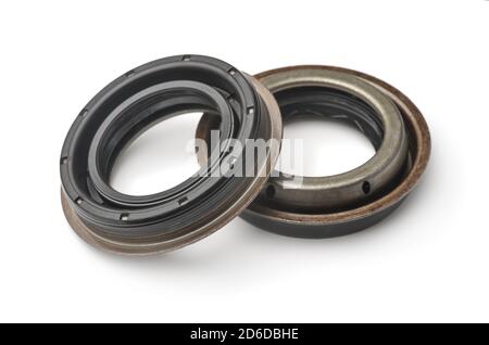 Paire de joint d'huile de voiture isolée sur blanc Banque D'Images