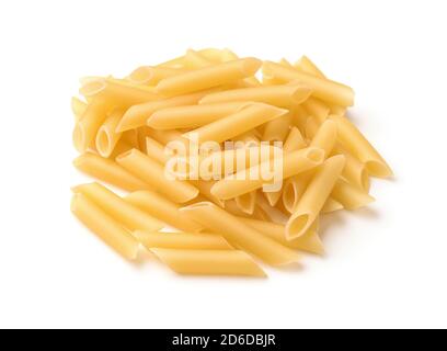 Pile de pâtes de penne non cuites isolées sur du blanc Banque D'Images