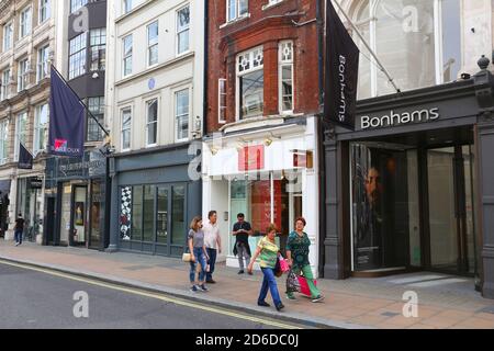 Londres, UK - 7 juillet 2016 : Les gens magasinent à New Bond Street à Londres. Bond Street est une grande rue commerçante dans le West End de Londres. Banque D'Images