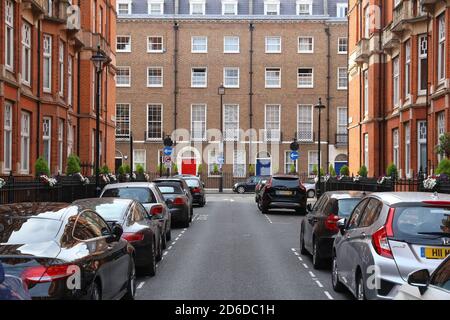 Londres, UK - 7 juillet 2016 : voitures stationnées le long de la rue Marylebone district résidentiel à Londres. Londres est la ville la plus populeuse au Royaume-Uni avec 13 m Banque D'Images