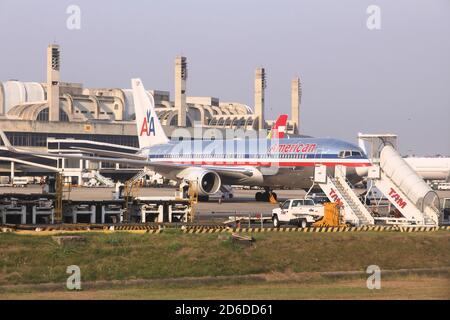 SAO PAULO, BRÉSIL - 12 OCTOBRE 2014 : Boeing 767 d'American Airlines à l'aéroport de Guarulhos de Sao Paulo. L'aéroport a desservi 43 millions de passagers en 2019 Banque D'Images
