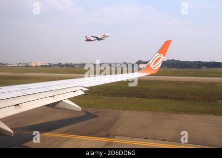 SAO PAULO, BRÉSIL - 12 OCTOBRE 2014 : TAM Airlines prend son départ de la compagnie aérienne Gol à l'aéroport de Guarulhos à Sao Paulo. L'aéroport a servi 43 millions de p Banque D'Images