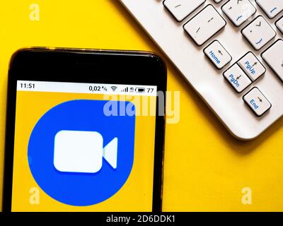 Sur cette photo, le logo de l'application de chat vidéo Google Duo s'affiche sur un smartphone. Banque D'Images
