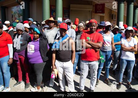 Des membres des combattants de la liberté économique (FEP) et des partisans de Julius Malema se tenant devant le tribunal de la magistrature pendant la manifestation.UNE confrontation tendue entre les fermiers blancs et les militants noirs a saisi la ville sud-africaine de Senekal, alors que deux hommes accusés d'avoir tué un directeur de ferme blanche devaient comparaître devant le tribunal. Plus de 100 policiers ont patrouillé dans la région devant le palais de justice de la province de l'État libre et ont utilisé des barbelés pour séparer les groupes rivaux. Banque D'Images