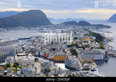 Alesund, Norvège. Vue aérienne depuis la montagne Aksla. Banque D'Images