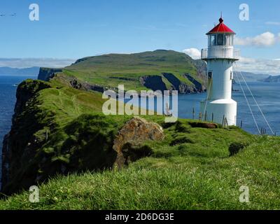 Phare sur une petite île de Mykines, îles Féroé Banque D'Images