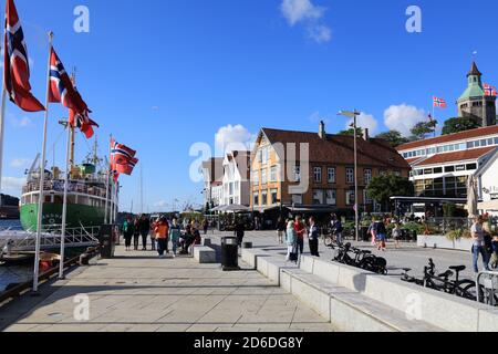 STAVANGER, NORVÈGE - 20 JUILLET 2020 : les gens visitent l'arrondissement de Storhaug dans la ville de Stavanger, en Norvège. Stavanger est la 3ème zone métropolitaine de Norwa Banque D'Images