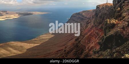 Vue de mirador del rio depuis l'île de Lanzarote sur Graciosa île Banque D'Images