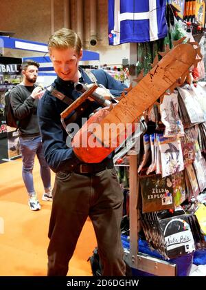 Un cojoueur habillé comme Ash des films de Evil Dead Pendant la CMCM Comic con tenue au NEC Birmingham Banque D'Images