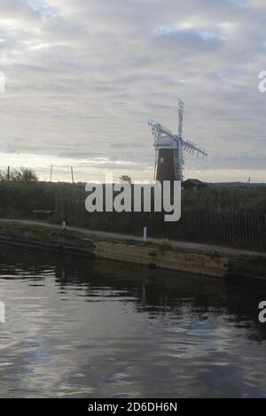 Un moulin à vent à cheval sur les Norfolk Broads Banque D'Images