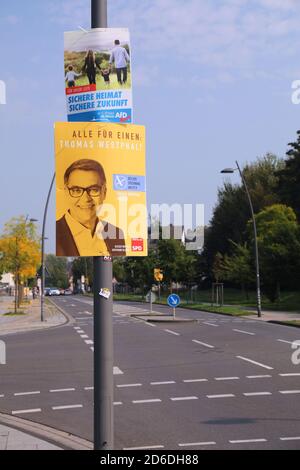 DORTMUND, ALLEMAGNE - 16 SEPTEMBRE 2020 : les affiches électorales des politiciens de l'AfD et du SPD avant le deuxième tour votent pour les élections locales en Rhénanie-du-Nord-Westphalie r Banque D'Images