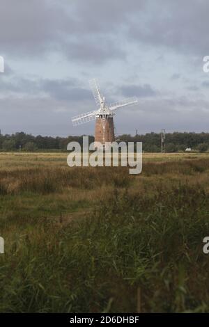 Un moulin à vent à cheval sur les Norfolk Broads Banque D'Images