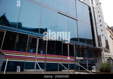 Un cinéma Broadway fermé dans le centre ville de Nottingham comme des entreprises fermées en raison de l'épidémie de coronavirus. Banque D'Images