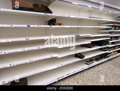 Vider les tablettes de pâtes à Tesco dans le centre commercial Victoria de Nottingham en raison de la réaction de l'épidémie de coronavirus. Banque D'Images