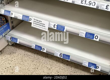 Vider les tablettes de pâtes à Tesco, au centre-ville de Nottingham, à mesure que les gens réagissent à l'épidémie de coronavirus. Banque D'Images